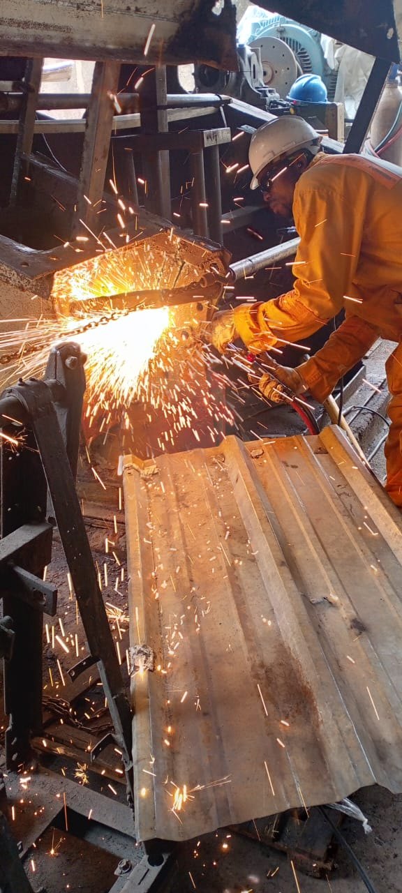 Opérations de découpage thermique et de réparation métallique sur une chaudière industrielle MTSCI